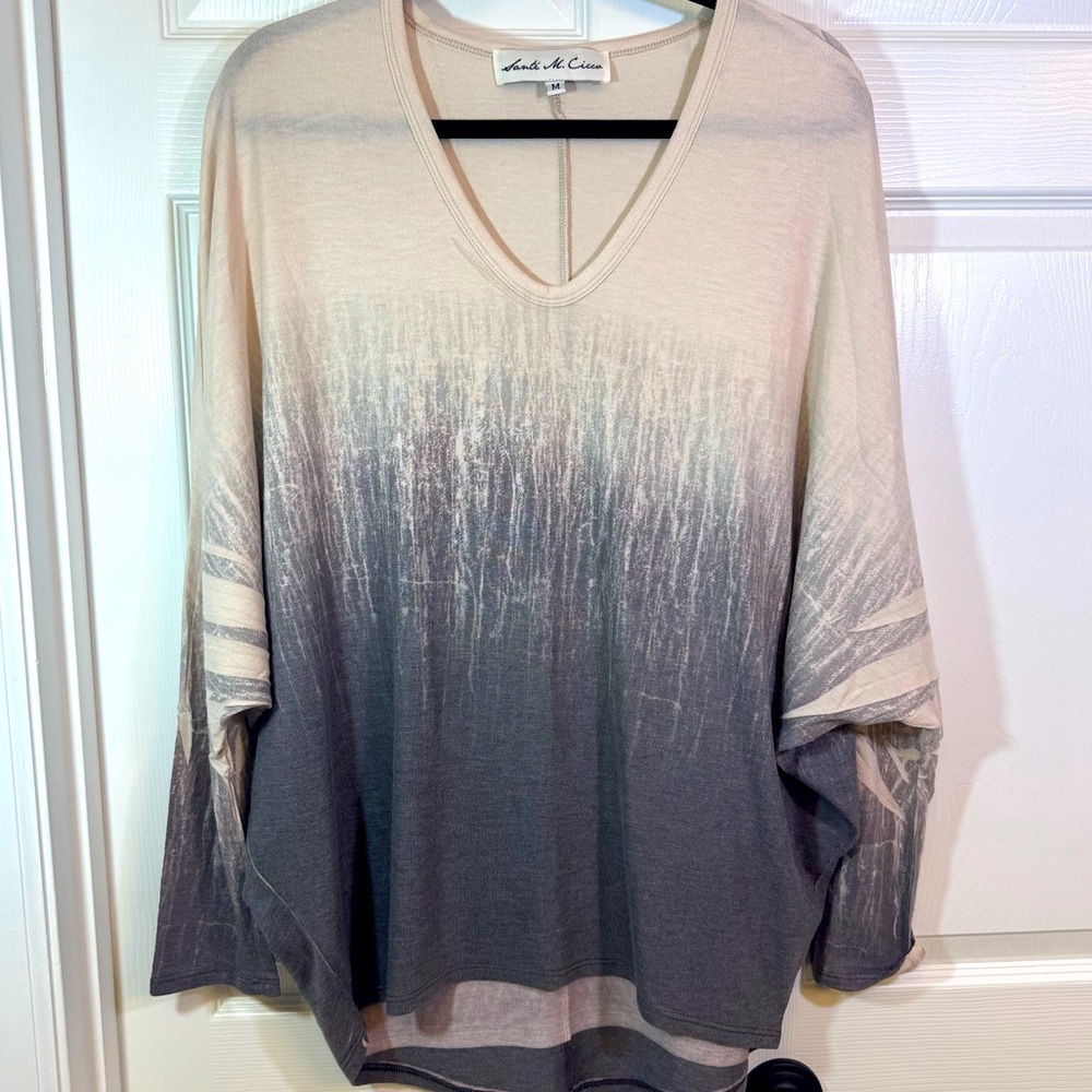 Sante M. Cicca Women’s V-neck Long Sleeve Knit Shirt. Size M.